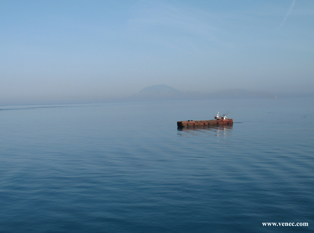 Ионическое море. Баржа